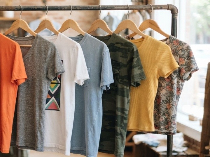秋にTシャツを着るときに避けたい組み合わせ