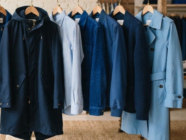秋に青い服を着るなら何を意識する?