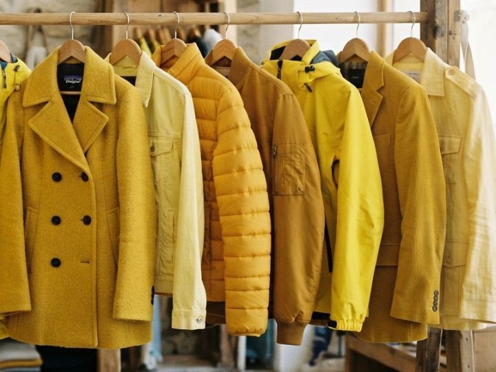 秋に黄色の服はおかしい?