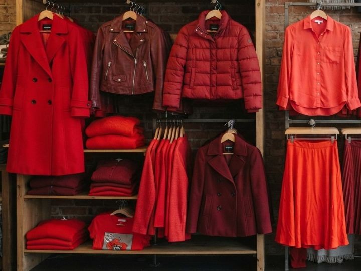 赤い服を派手に見せたくない人向けの選び方