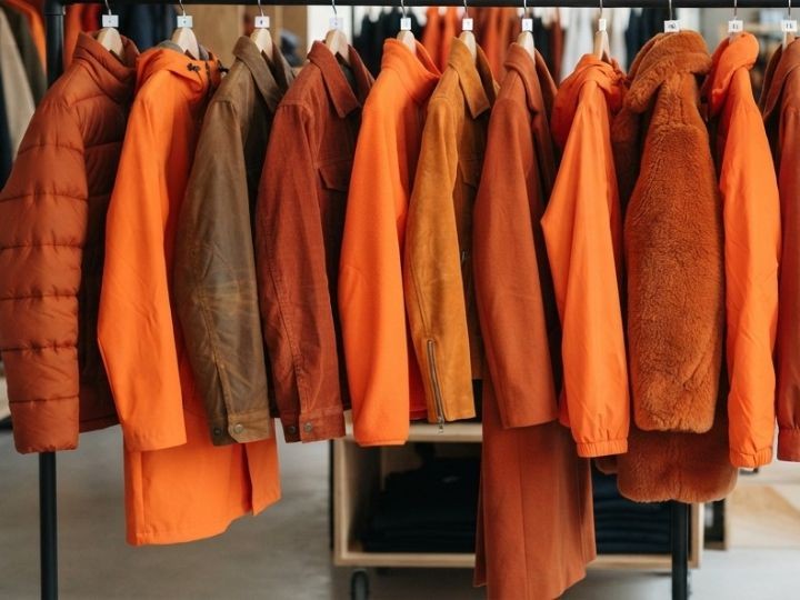 秋のオレンジ服がおかしく見える原因